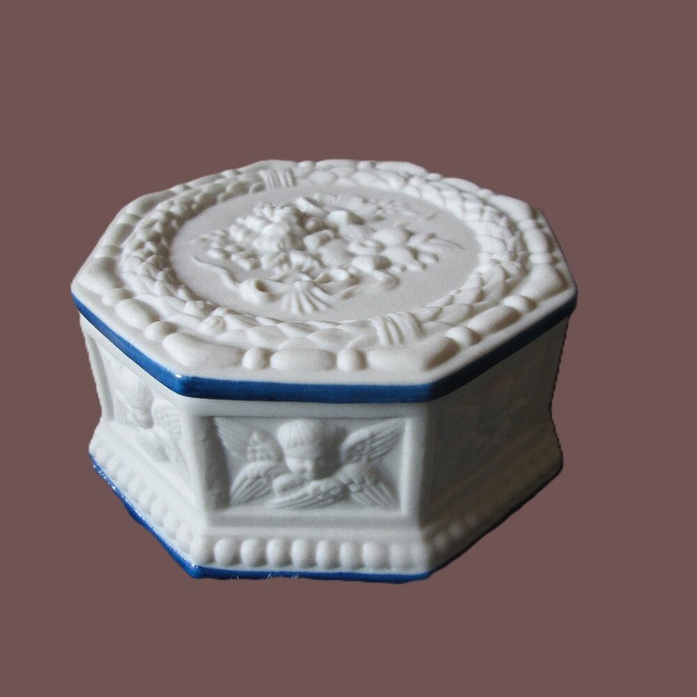 Antiq Octogan Porcelain creme Bisque lidded jewelry box with cherubs, roses Ital